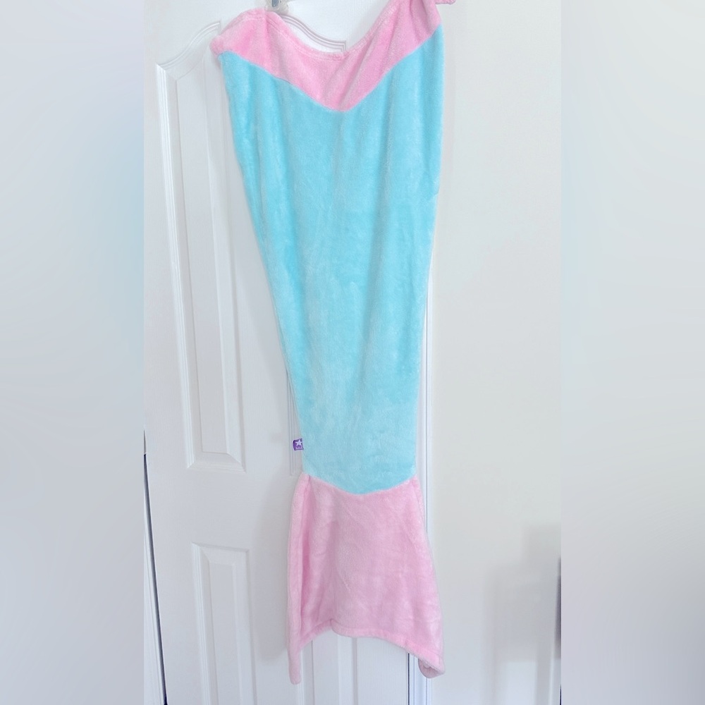 Girls blue and pink sea tail made by Seatail